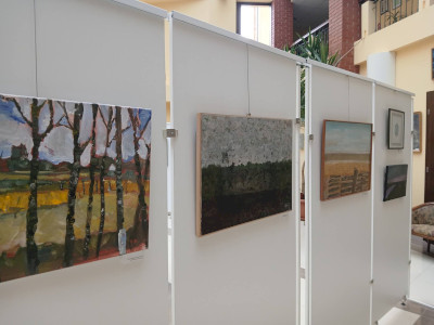 A Homokháti Művésztelep alkotóinak Mórahalom számára adományozott műveiből nyílt tárlat a Városházán