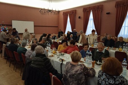 A mórahalmi Bástya Nyugdíjas Klub is megünnepelte a karácsonyt az Aranyszöm Rendezvényházban