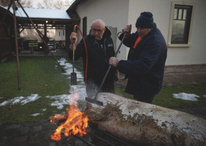Ezen a disznóvágáson egyetlen fillér sem maradt a szervezők zsebében, de nem is titkolták mi lett vele – videóval