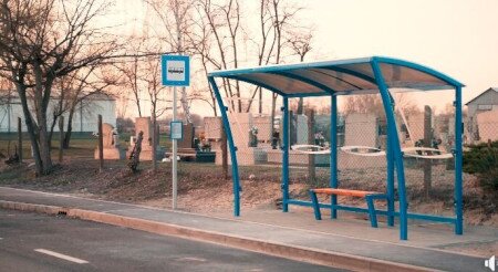 Fedett buszváró a temetővél