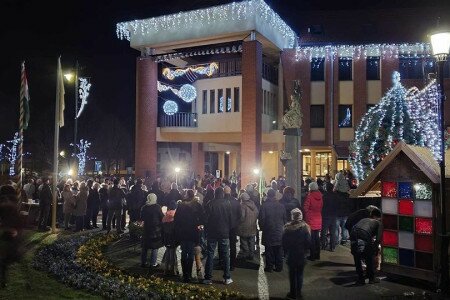 Fellobbant a láng Mórahalom város adventi koszorúján