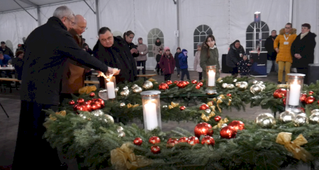 Vasárnap a hagyományos mórahalmi Városkarácsonyon fellobbant az adventi koszorú negyedik gyertyájának lángja is