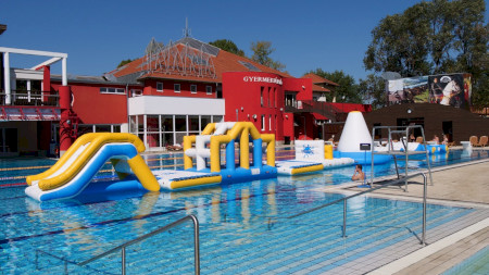 Újdonság a Szent Erzsébet Mórahalmi Gyógyfürdőben: vízi vidámpark!