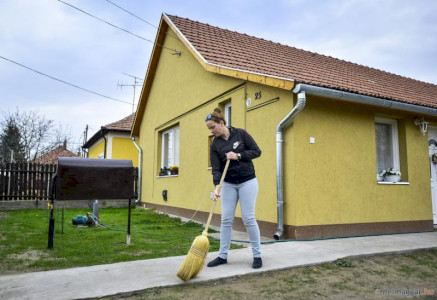 Helyi fiatalokat támogatnak ingatlanokkal - 21 mórahalmi jutott kedvezményes lakhatáshoz