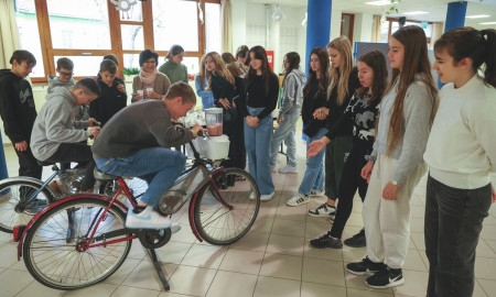 Hogy mik vannak: Tekerve turmixoltak a mórahalmi diákok