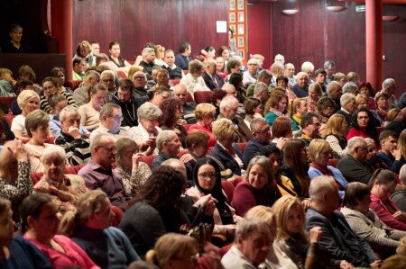 Kacagás és teltház az Aranyszömben