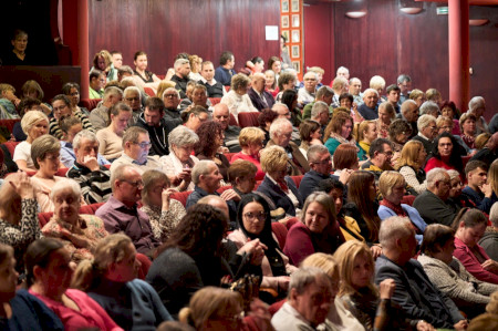 Kacagás és teltház az Aranyszömben