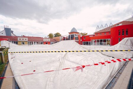 Készül az úszómedence fedése a gyógyfürdőben
