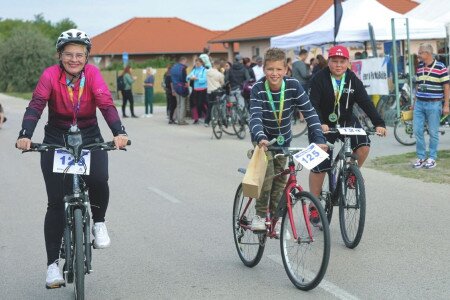 Két keréken pörgött a hétvége Mórahalmon: kerékpárutakat kaptak, segítséget adtak