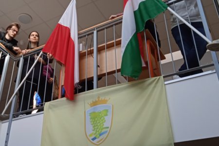 Kiállítással ünneplik a lengyel-magyar barátságot a mórahalmi szakképző iskolában