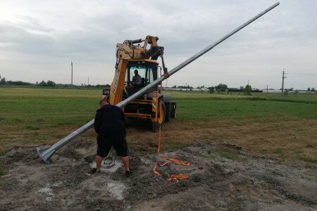 Már szerelik a világítási rendszert a mórahalmi lovas színház új parkolójában