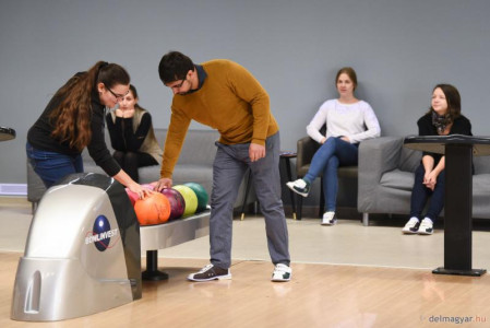 Megnyílt a Bivaly Bowling - A játékok mellett különleges ételeket is kínálnak Mórahalom új sportcentrumában