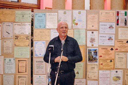 Megnyílt a Mórahalom Néptánc Egyesület 10 éves jubileumi kiállítása