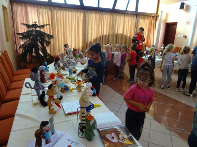 Mesehősök elevenedtek meg az Aranyszömben – Horgolt Vuk, Lúdas Matyi és Vízipók csal mosolyt a gyermekarcokra