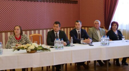 Mórahalmon tartottak konferenciát a harminc éves falu- és tanyagondnoki szolgálat évfordulója alkalmából