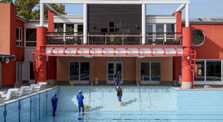 Ismét sátortetőt kap a nagymedence