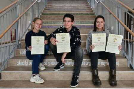 Nemcsak mondják, írják is a költeményeket a mórahalmi szakképző iskola tanulói