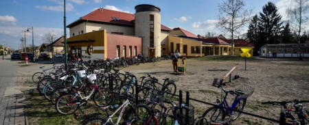 Tanösvény lesz a mórahalmi iskola udvarán