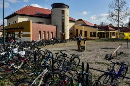 Tanösvény lesz a mórahalmi iskola udvarán