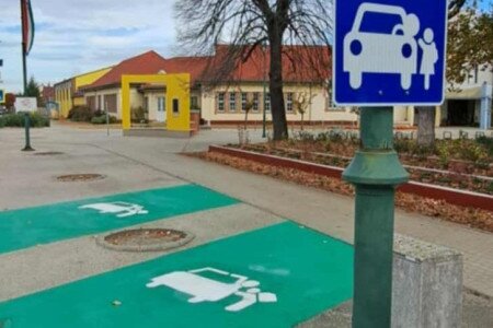 ÚJ KÖZLEKEDÉSI REND MÓRAHALMON – indul a „KISS & GO / PUSZI & PÁ!” rendszer!