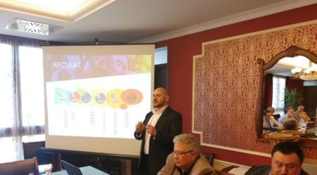 Zastava Fesztivál, hitéleti körséta és Balkán Bál is lesz a Koloban – Partnerséget építene a Szerb Kulturális Központ