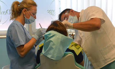 Norvég turisták mórahalmi fogorvosi székben