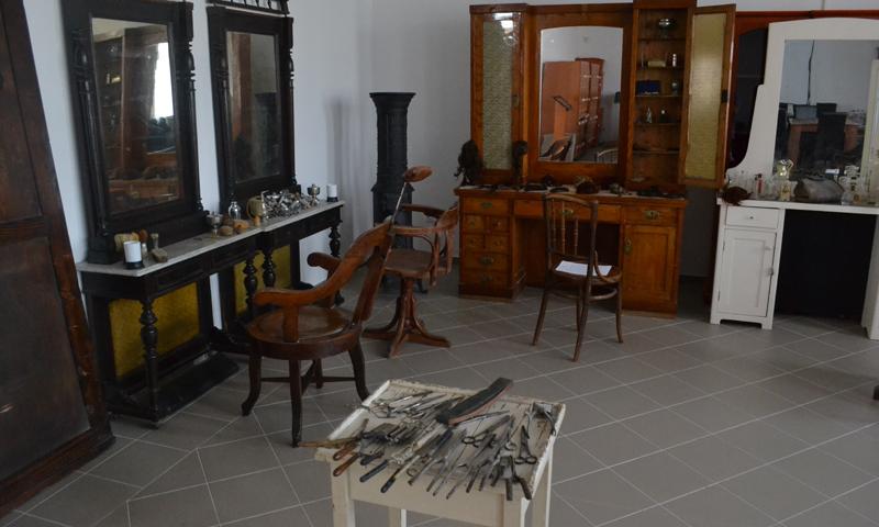 Falusi borbély üzletek világa a Mini Hungary Parkban