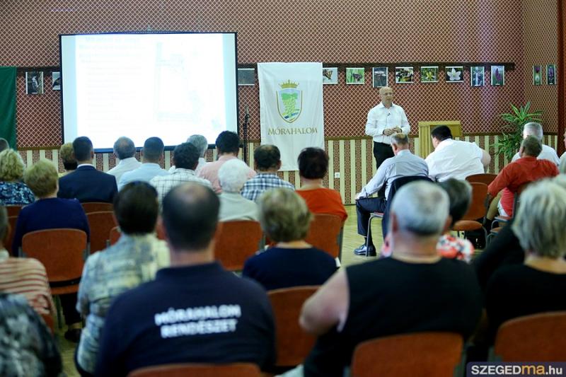 Új városközpont, munkásszálló és uszodaépítés