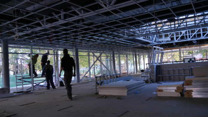 Az átépítés miatt változik a belépés menete a fürdőben