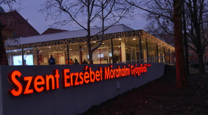 Karácsonytól megújult főbejárattal várják a mórahalmi gyógyfürdő vendégeit