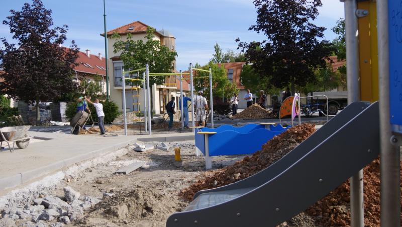 Épül-szépül az új játszótér