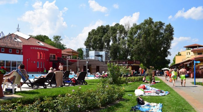 Indul a nyári turisztikai szezon Mórahalmon – éjszakai fürdőzés, elektromos kerékpár bérlés is várja a látogatókat