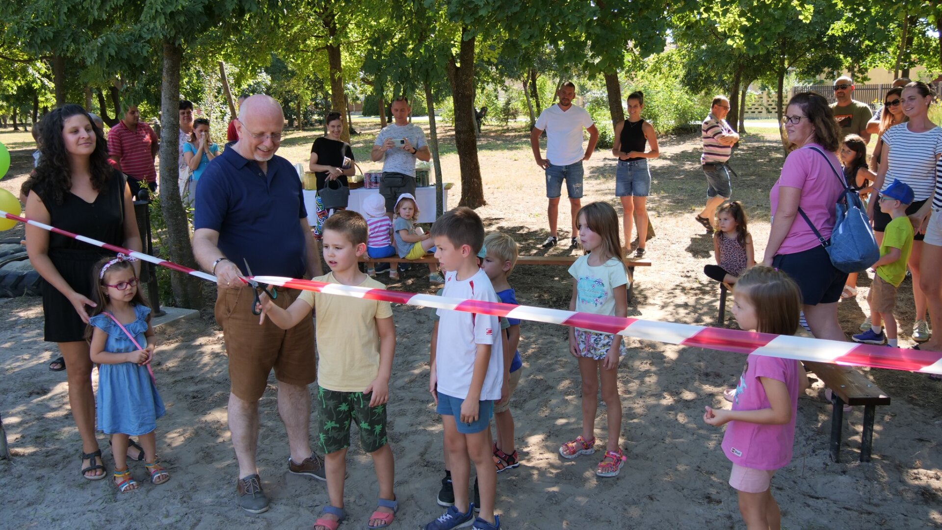 Átadó ünnepség, szalag átvágása