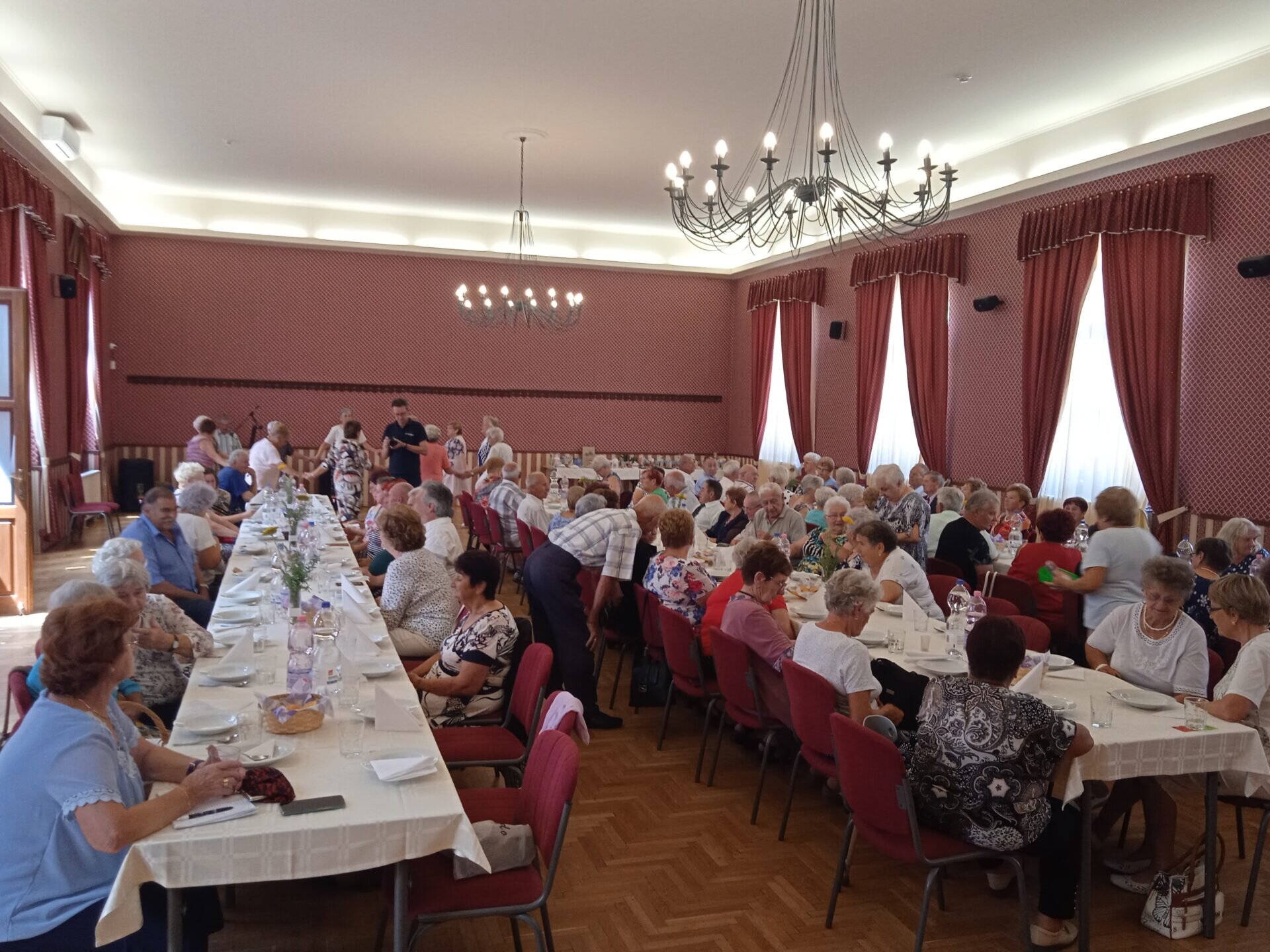 Idősek az asztalnál