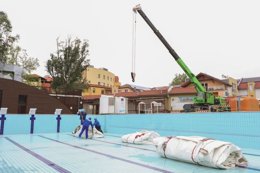 Daruval emelik ki a medencéből a sátor darabjait