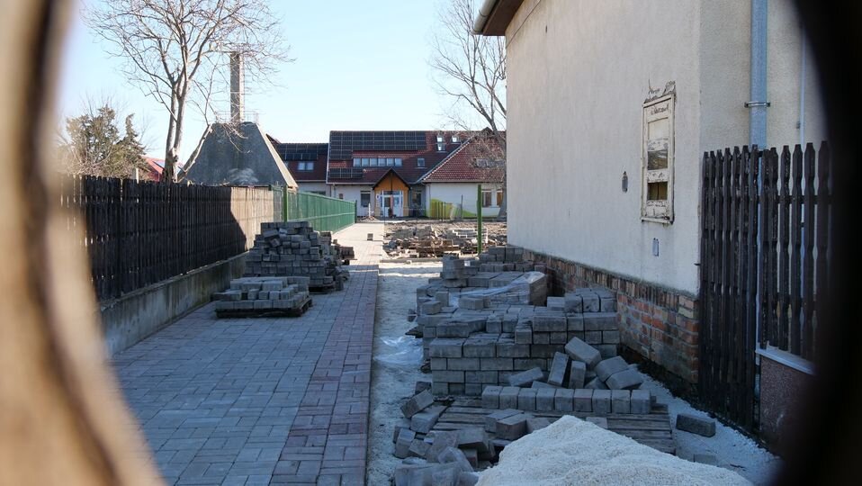 Szabadság utca 24. alatti sétány térkövezése