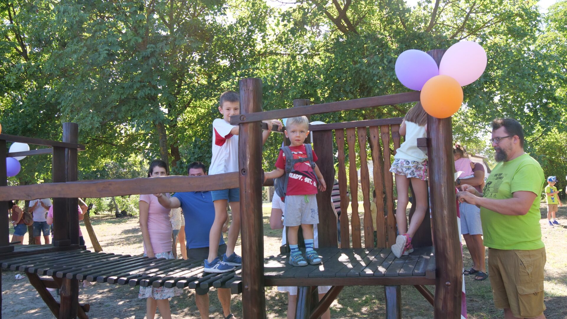 Gyerekek a mászókán