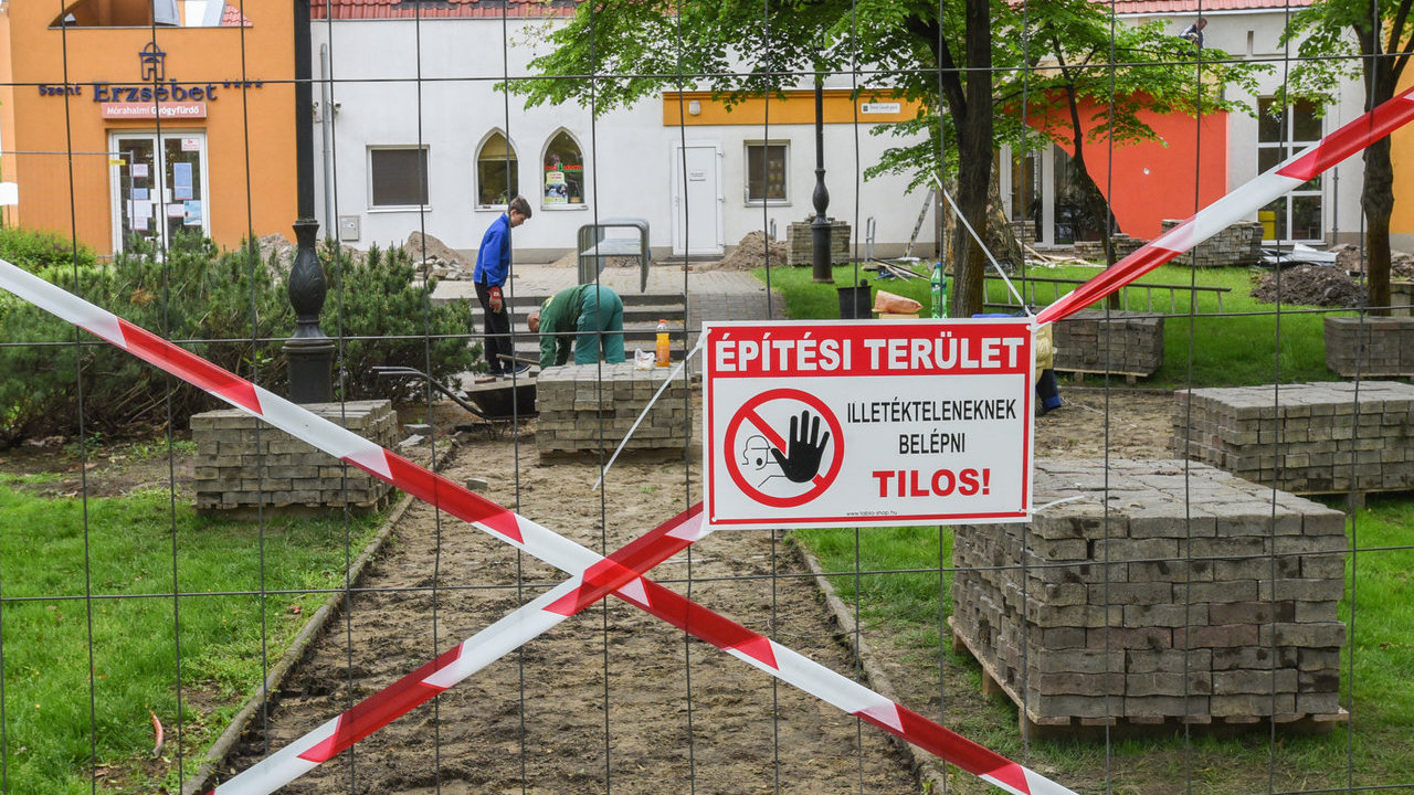 Megújul a mórahalmi fürdő bejárata: sok vendéghez több pénztár kell